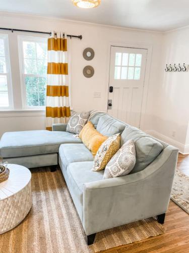 Cozy 2BR Apt w KING in historic dist. 1mi to sq. - image 2