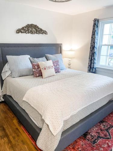 Cozy 2BR Apt w KING in historic dist. 1mi to sq.