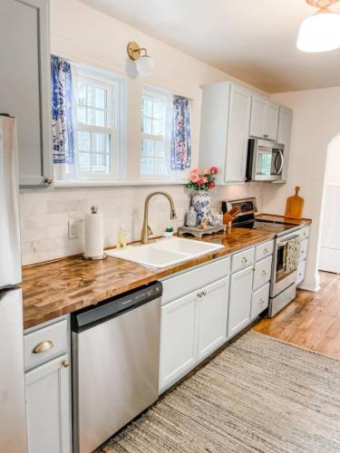 Cozy 2BR Apt w KING in historic dist. 1mi to sq. - image 7