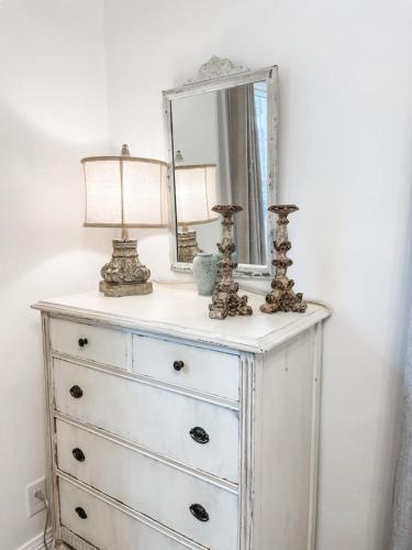 Cozy 2BR Apt w KING in historic dist. 1mi to sq. - image 3