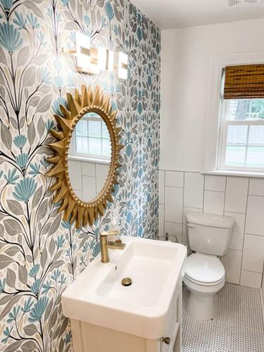 Cozy 2BR Apt w KING in historic dist. 1mi to sq.