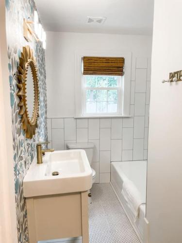 Cozy 2BR Apt w KING in historic dist. 1mi to sq. - image 8