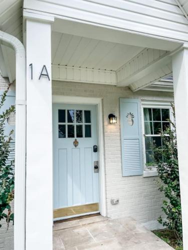 Cozy 2BR Apt w KING in historic dist. 1mi to sq.