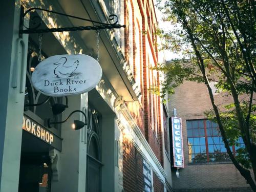 Cozy 2BR Apt w KING in historic dist. 1mi to sq. - image 5