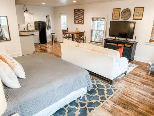 New Studio Apt w KING Bed 1mi to Columbias Sq