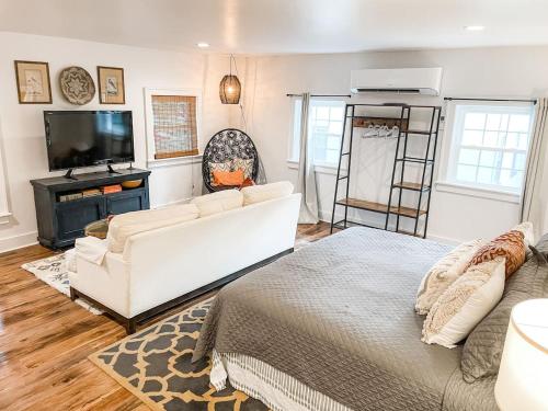 New Studio Apt w KING Bed 1mi to Columbias Sq - main image