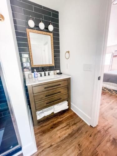 New Studio Apt w KING Bed 1mi to Columbias Sq