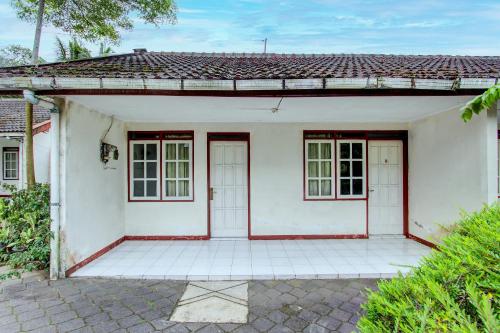 Pintu masuk, Hotel O Asta Guesthouse in Kaliurang