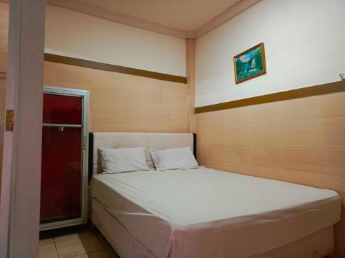 Hotel O Wisma Syariah Lahundape Room Type - Standard Double Room