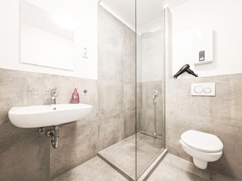 Dušš, Tolstov Apartments - Monteurwohnung - 3 Schlafzimmer - Esszimmer - Küche - Waschmaschine (Tolstov Apartments - Monteurwohnung - 3 Schlafzimmer - Esszimmer - Kuche - Waschmaschine) in Heiligenhaus