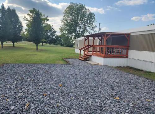 . Georgie's Getaway! Beautiful 3bd 2ba lake view