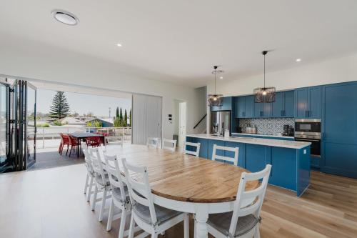 The Dual Family Entertainer 9 Esplanade Victor Harbor - Linen Included - Luxury - Seafront in Victor Harbor