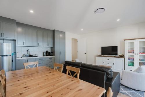 The Dual Family Entertainer 9 Esplanade Victor Harbor - Linen Included - Luxury - Seafront in Victor Harbor