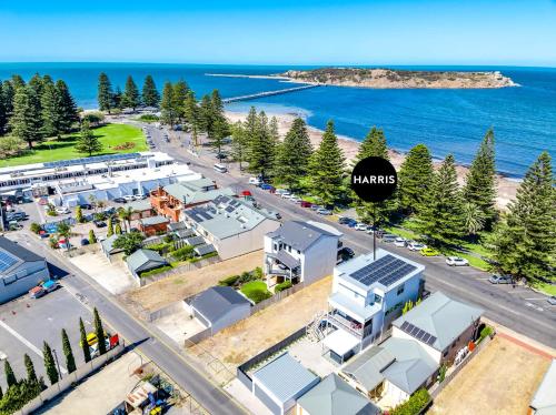The Dual Family Entertainer 9 Esplanade Victor Harbor - Linen Included - Luxury - Seafront in Victor Harbor