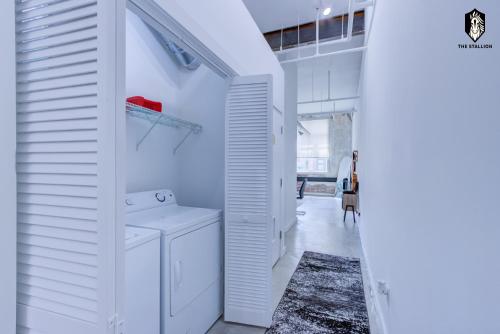 The Stallion #108 - Modern Spacious Loft in Downtown with free parking The Stallion #108 - Modern Spacious Loft in Downtown with free parking