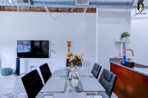 The Stallion #108 - Modern Spacious Loft in Downtown with free parking The Stallion #108 - Modern Spacious Loft in Downtown with free parking