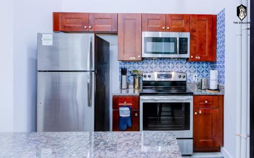 The Stallion #108 - Modern Spacious Loft in Downtown with free parking The Stallion #108 - Modern Spacious Loft in Downtown with free parking