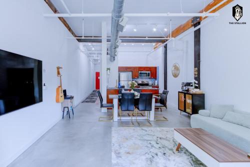 The Stallion #108 - Modern Spacious Loft in Downtown with free parking The Stallion #108 - Modern Spacious Loft in Downtown with free parking