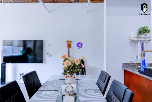 The Stallion #108 - Modern Spacious Loft in Downtown with free parking The Stallion #108 - Modern Spacious Loft in Downtown with free parking