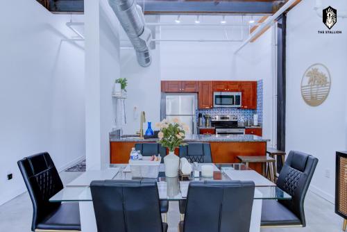 The Stallion #108 - Modern Spacious Loft in Downtown with free parking The Stallion #108 - Modern Spacious Loft in Downtown with free parking