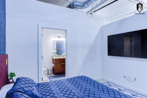 The Stallion #108 - Modern Spacious Loft in Downtown with free parking The Stallion #108 - Modern Spacious Loft in Downtown with free parking