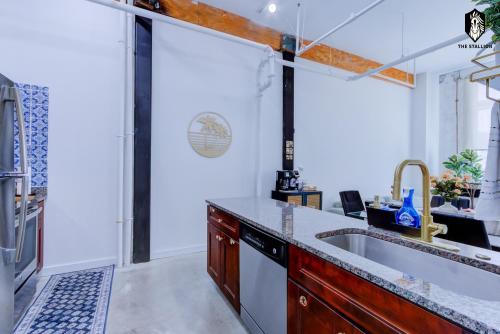 The Stallion #108 - Modern Spacious Loft in Downtown with free parking The Stallion #108 - Modern Spacious Loft in Downtown with free parking