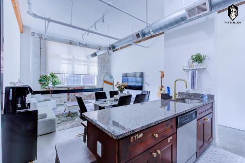 The Stallion #108 - Modern Spacious Loft in Downtown with free parking The Stallion #108 - Modern Spacious Loft in Downtown with free parking