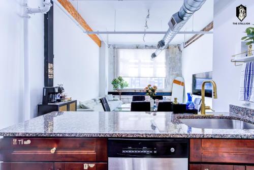 The Stallion #108 - Modern Spacious Loft in Downtown with free parking The Stallion #108 - Modern Spacious Loft in Downtown with free parking