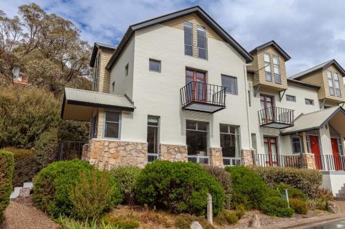 Village Green 2 Bedroom loft townhouse with views fireplace and garage parking - Chalet - Thredbo
