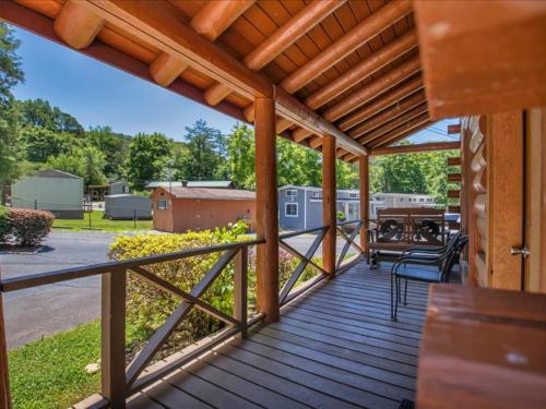 Deluxe 1 BR Cabin with Parking in Pigeon Forge, USA
