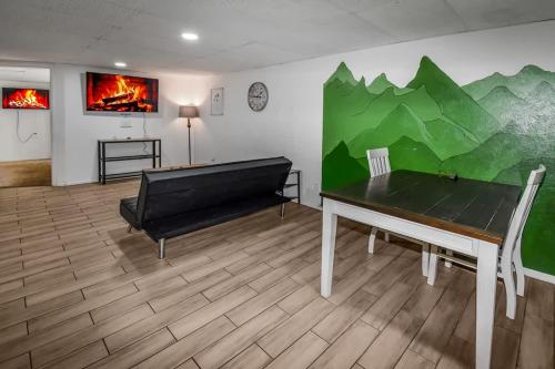 Cozy Mountain-Inspired Lower Unit in Denver, Denver