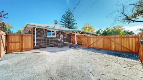 Modern & Updated Unit in Prime Location in 漢普登