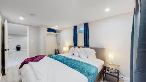 Modern & Updated Unit in Prime Location in 漢普登