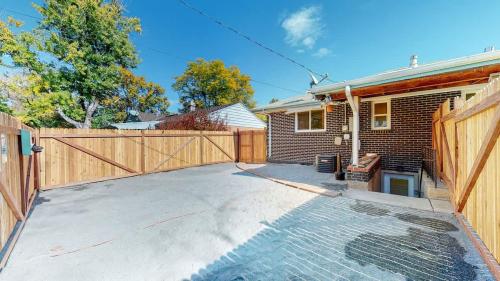 Modern & Updated Unit in Prime Location in 漢普登