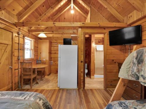 Cozy Cabin with Breathtaking Views near Dollywood in Pigeon Forge, USA