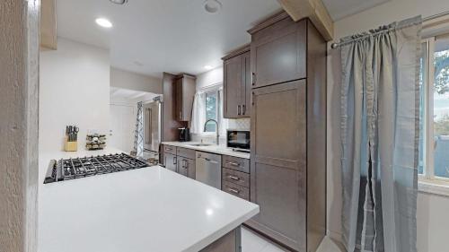 Enchanting Upper Unit with City Charm in 漢普登