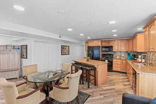 Modern Private Whole Unit 4 Bedroom Guest Suite King Bed thumb 2