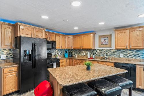 Modern Private Whole Unit 4 Bedroom Guest Suite King Bed thumb 3