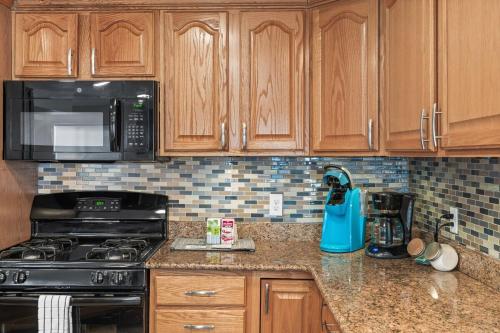Modern Private Whole Unit 4 Bedroom Guest Suite King Bed thumb 4