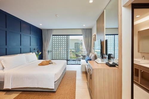 Deluxe Garden View King Room with Balcony