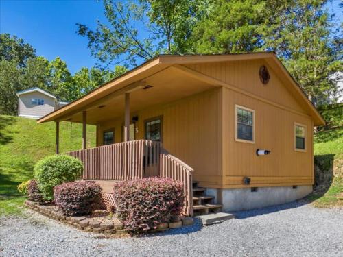 2BR Rustic Cabin with Views and Parking, Pigeon Forge