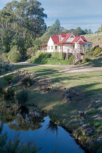 Crabtree Riverfront Cottages - Riverfront Relaxation