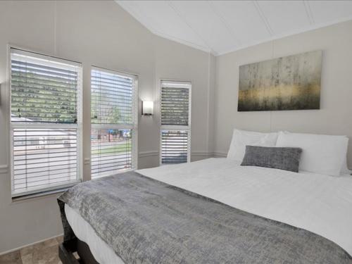 Luxury 2BR Model Home with Mountain Views in Pigeon Forge, USA