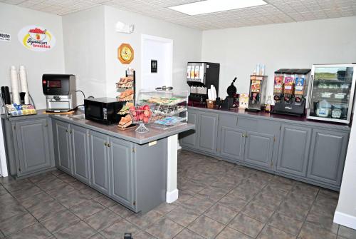 Super 8 by Wyndham Higginsville - main image