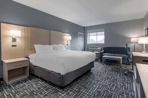 Comfort Inn Hyannis - Cape Cod Room Type - Deluxe King Room with Sofa - Non-Smoking/No Elevator Access