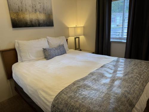 Your Perfect 2BR Mountain Escape in Pigeon Forge, USA