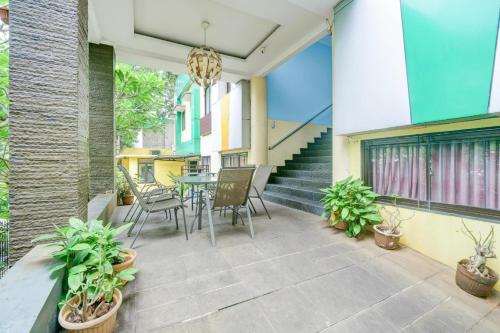 Balcony/terrace, Hotel O Tebet Near Tebet Station Formerly Sabda Guest House in Cawang