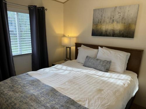 Tranquil 2BR Mountain Escape near Dollywood in Pigeon Forge, USA