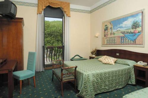 1 queen bed, 1 twin bed