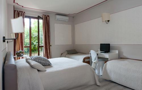 1 queen bed, 2 twin beds
